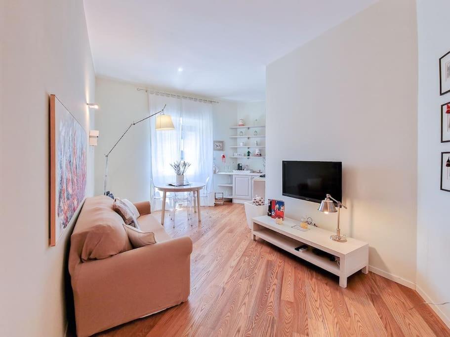 Charme On The River - City Center Apartment เวโรนา ภายนอก รูปภาพ