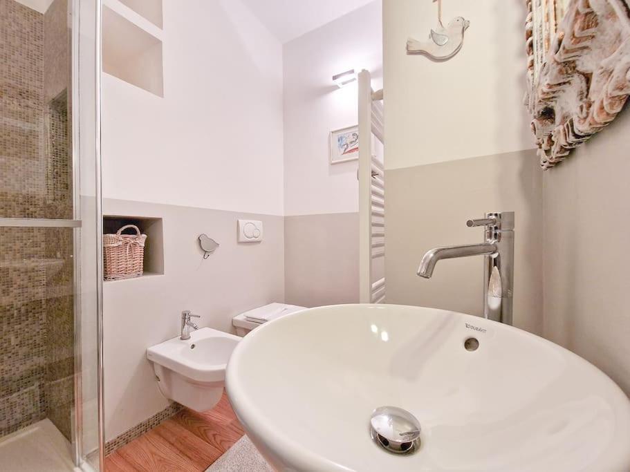 Charme On The River - City Center Apartment เวโรนา ภายนอก รูปภาพ